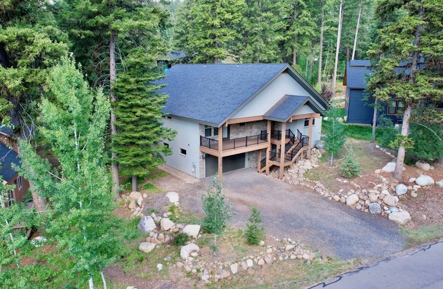Luxe 4BR- AC - WiFi - Garage - Clubhouse w/comm pool, hot tub, gym