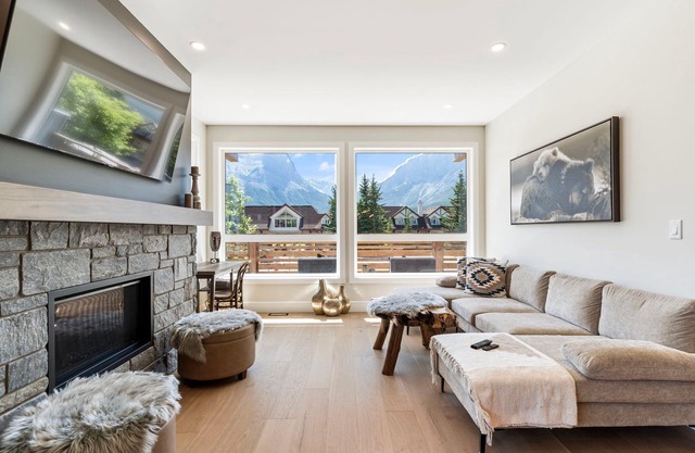 Luxe 4BR Retreat + Hot Tub & Scenic Mountain Views