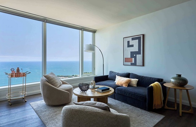 Luxe 67th Flr 2BR: Endless Lake Views, Top Skydeck