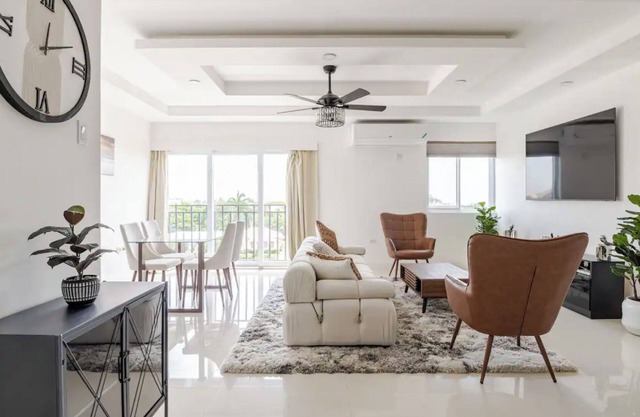 Luxe City Oasis 2bdrm apt in Kingston w/AC, WiFi, Gym and Rooftop Pool