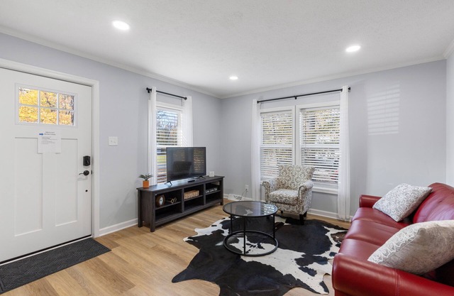 Luxe Cottage - South ChesterfieldnStylishly renovated, w/large master suite nnn