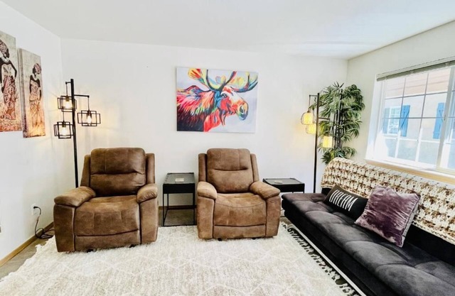 Luxe Cottage with Two bedrooms, Upscale, Cozy & Clean with AC, Hot Tub & BBQ