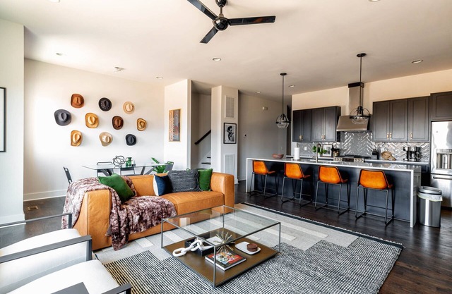 LUXE-Cowboy Country-Rooftop Patio-Downtown Living