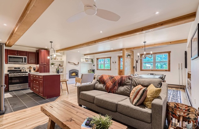 Luxe Dog-friendly downtown condo with Breckenridge Rec Center access!