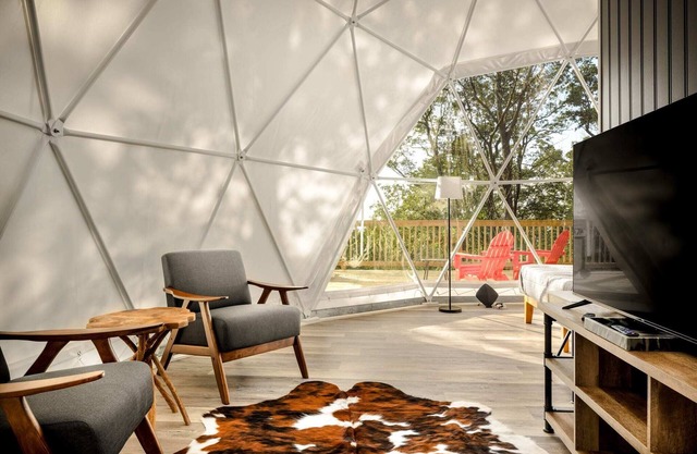 Luxe Dome w/Hot Tub, Full Bath & Mountain View!