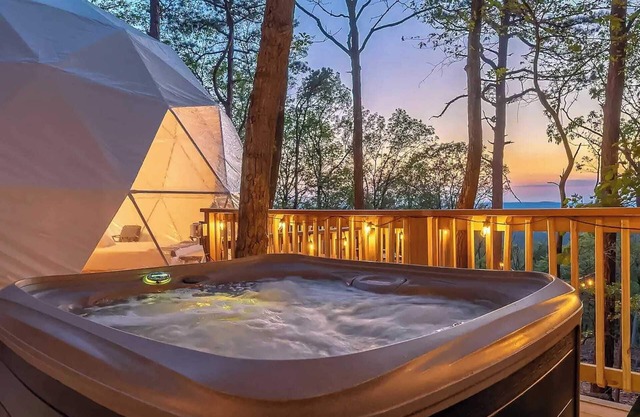Luxe Dome w Hot Tub, King Bed, Full Bath & FirePit