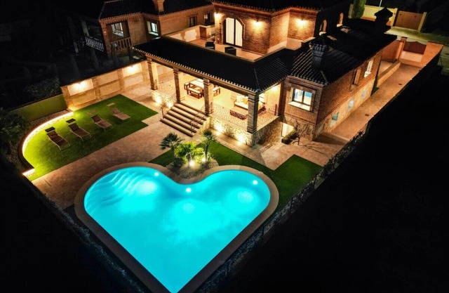 Luxe Experience Toledo | Pool | BBQ | Billiards | Billiards