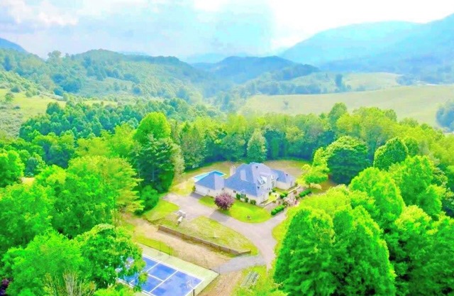 LUXE: Gated Mansion - Basketball Court, Movie Theater, Acreage