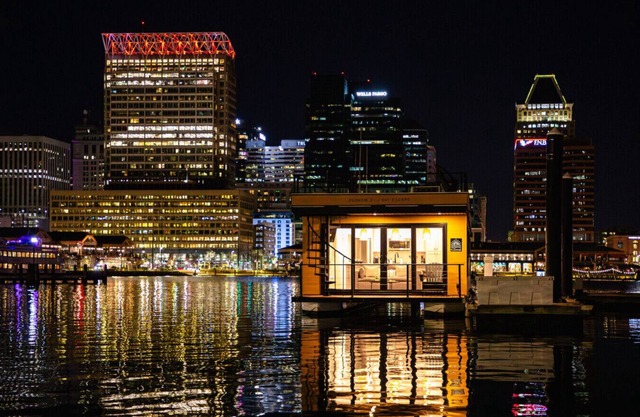 Luxe Houseboat: Breathtaking Skyline 360 Views
