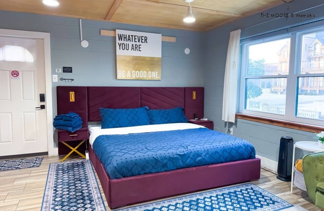 Luxe King Studio w/Amazing View ~ Free Parking & WiFi