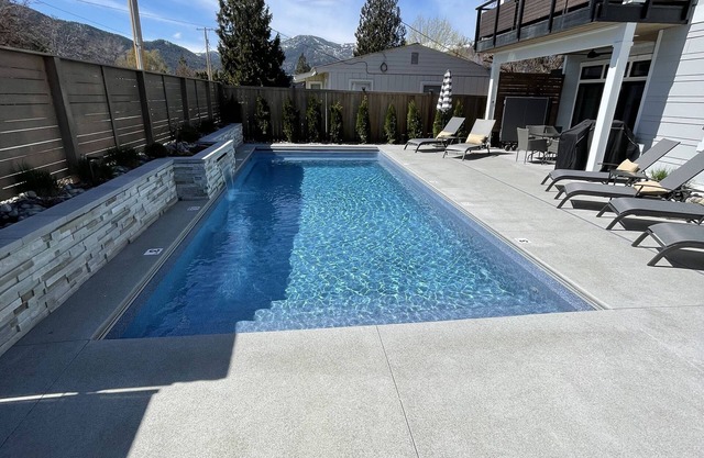 LUXE Lake House - Downtown - Heated Saltwater Pool w/auto cover -near Marina