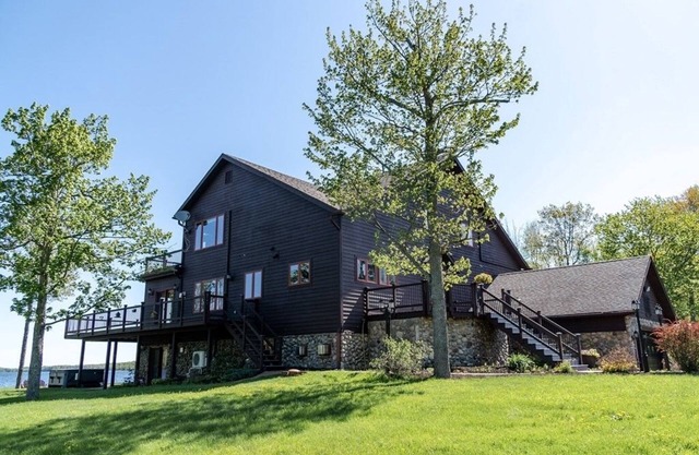 Luxe lakeside lodge w/private sauna and hot tub