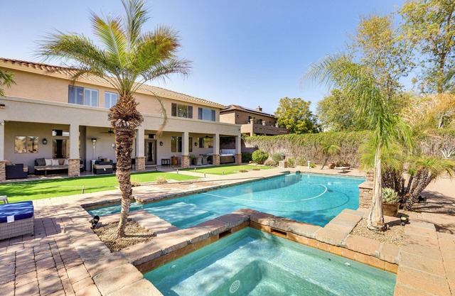 Luxe Mtn-View Mansion w/Hot Tub in Phoenix!