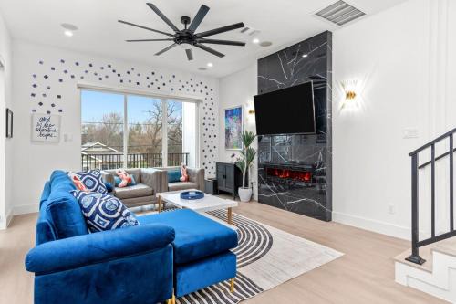 Luxe, Rooftop, 2 miles to Toyota Center