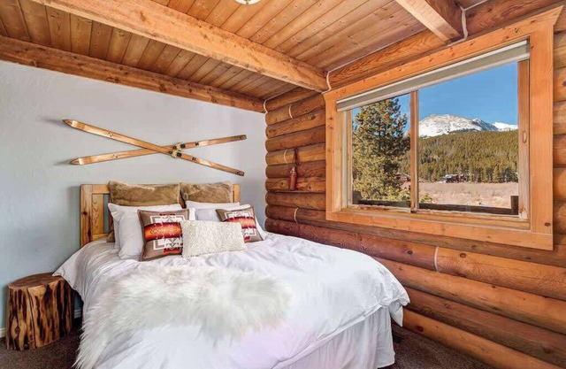Luxe Ski Cabin, Stunning Mountain Views, Wrap Around Balcony, Fire Pit & Hot Tub