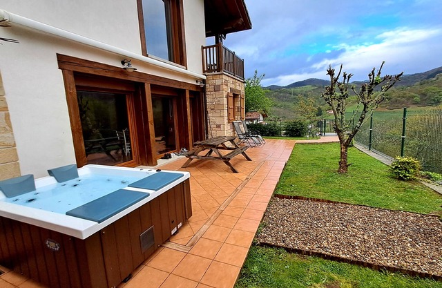 Luxe studio Casa Angiz Etxea 2; charm, outdoor spa and valley views