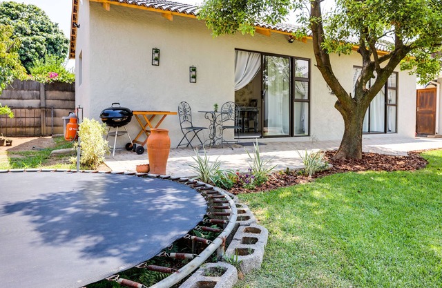 Luxe Suburban Haven 10 mins away from OR Tambo Airport .Load shedding Friendly