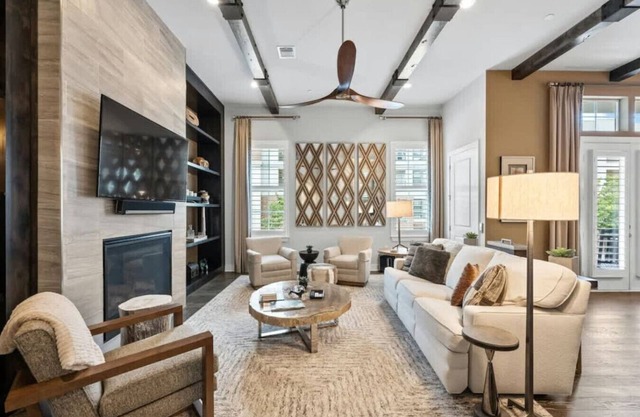 Luxe Townhome | 4bd 5ba Elevator | 1 mile from DT