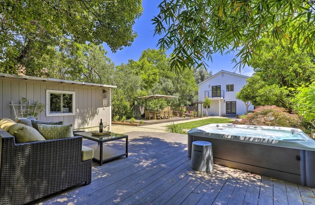 Luxe Wine Country Getaway w/Vineyard Views