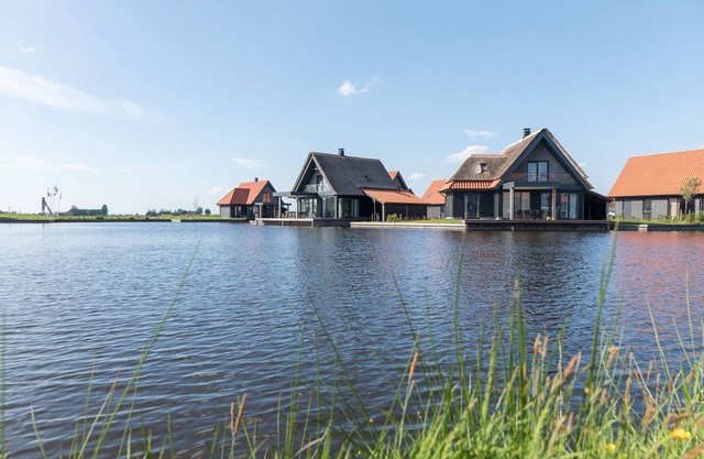 Luxious water villa with two bathrooms, at the Frisian Lakes