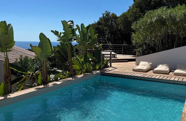 LUXUEUSE VILLA DANS LE GOLFE DE SAINT-TROPEZ LA CROIX VALMER VUE MER 180°