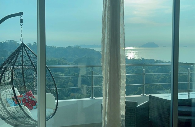 Luxury Beachfront Condo in Playa Bonita close to City — New—