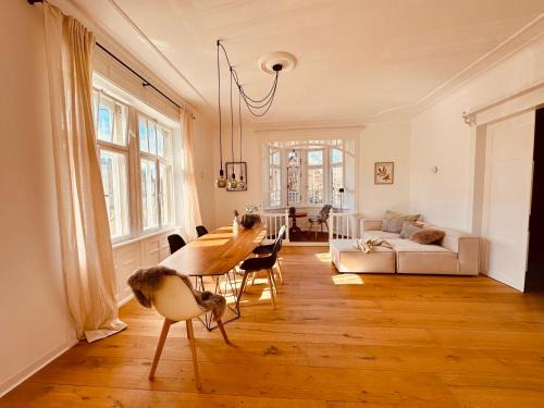 luxuriöse Altbau Wohnung in Denkmal-Villa