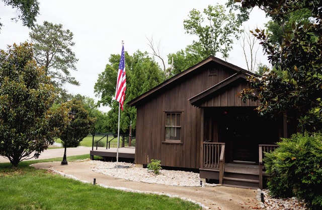 Luxurious 1-bedroom riverfront Cottage with AC and WiFi in charming Midlothian.