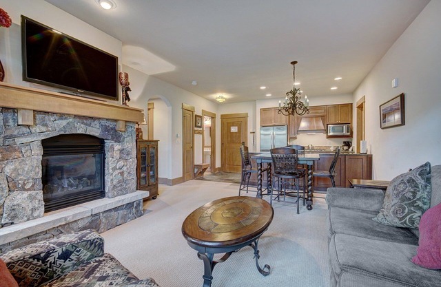 Luxurious 1 BR in River Run Village with Ski in ski out by RedAwning