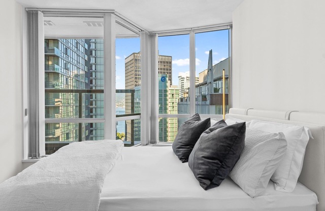 Luxurious 1BD Condo in Downtown Vancouver - Coal Harbor