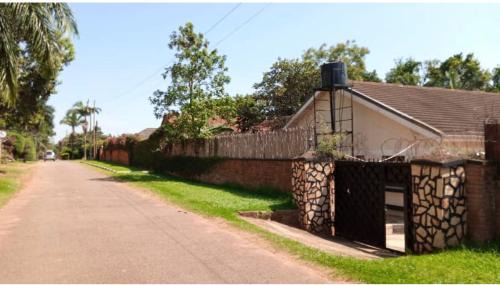 Luxurious 2 bed bungalow in Ministers Village