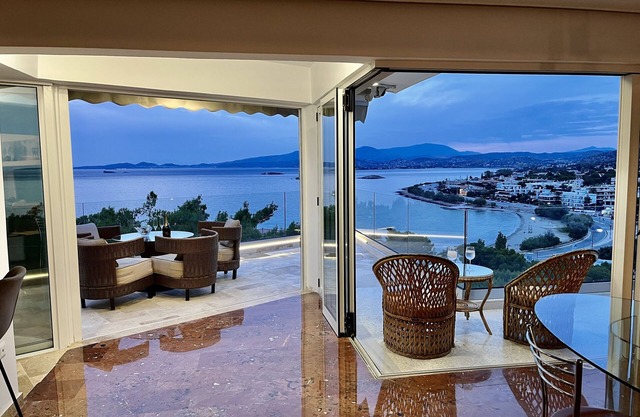 Luxurious 2-bed Seaside Apartment in Saronida