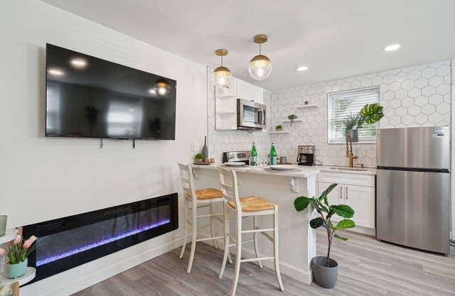 Luxurious 2BD vacation rental, short term, central, family-friendly, free WIFI