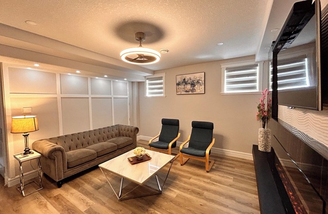 Luxurious 3-bed Suite, 10 min to shopping malls & airport, Modern Finishings