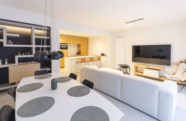 luxurious 3 bedroom apartment near place rubens