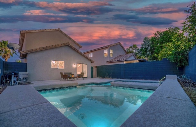 Luxurious 3BR Villa-Near Strip,Hot Spa&Pool, Gazebo w/Bar, BBQ & Alfresco Dining