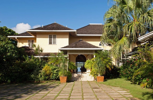 Luxurious 5 Bedroom Villa on Private Beach with Tennis and Pickleball Court