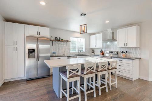Luxurious 5 Bedroom Home with AC and EV Plug
