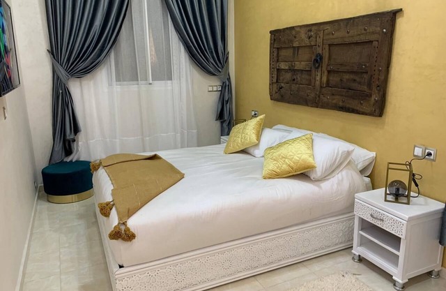 Luxurious 5-bedroom villa with swimming pool AC, WiFi in charming rural village