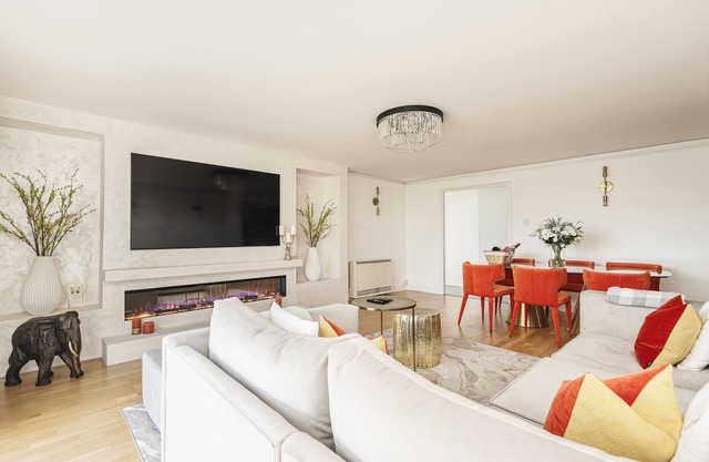 Luxurious 5-star apartment next to the River Thames near Central London!