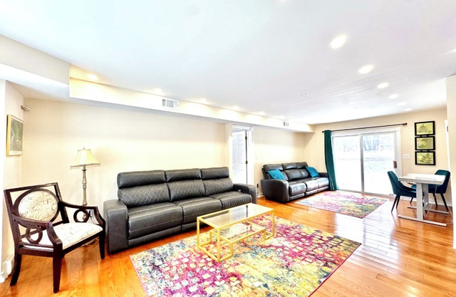 Luxurious 5BD/3.5BA, Pool Table, Fireplace, Dining for 14ppl, 10 Min to Skiing