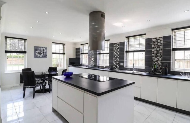 Luxurious 6 Bedroom Villa with Pool | Sleeps 20