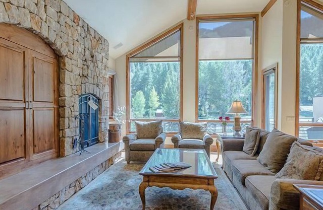 Luxurious Accommodations - Walk to Warm Springs Lifts
