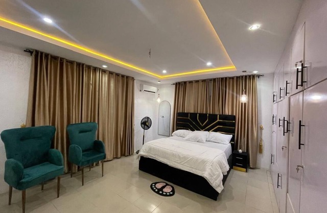 Luxurious and spacious 4-bedroom apartment with WIFI and AC in Akobo Ibadan