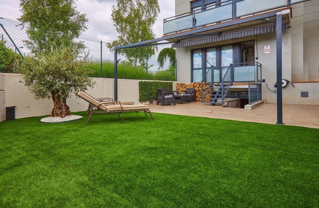 Luxurious apartment with garden and garage