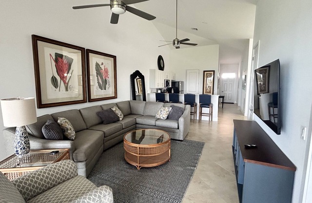 Luxurious Bahama Beachfront. Golf cart, Superbox and high speed internet!