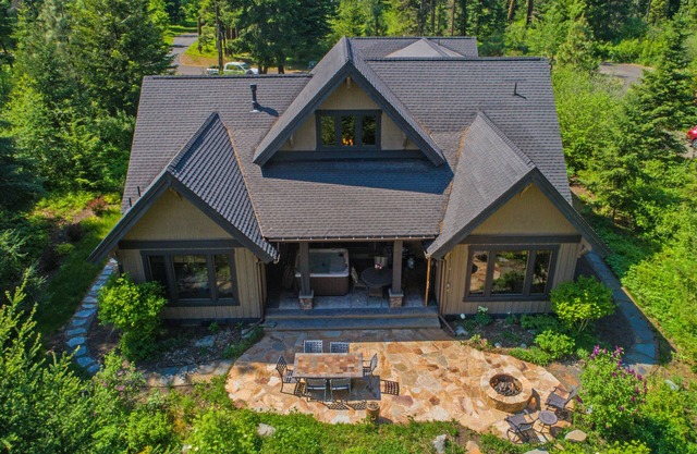 Luxurious Buttercup Manor in Suncadia! Game Room | Hot Tub | Pet Friendly