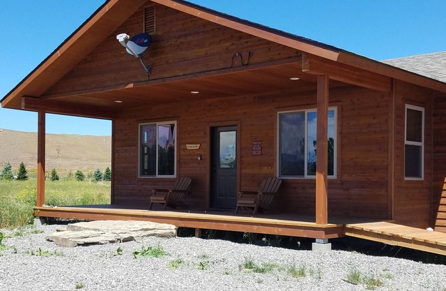 Luxurious cabin on the Yellowstone River with Pond, Five Miles from Chico