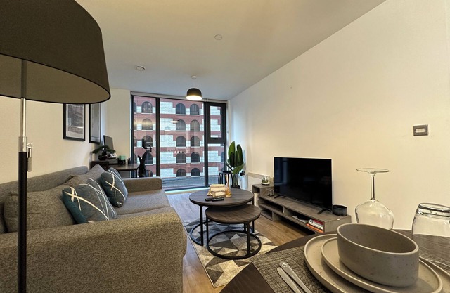 Luxurious City Centre Apartment with FREE Parking