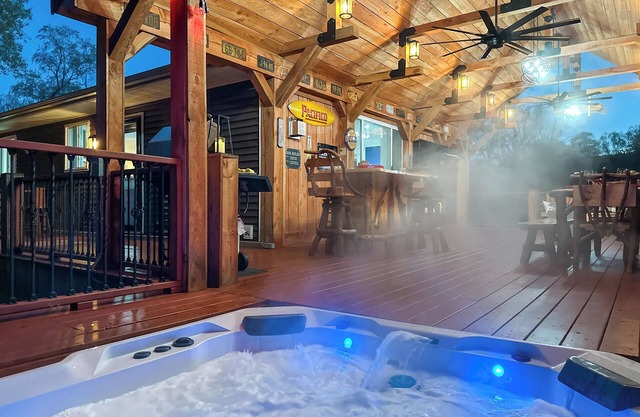 Luxurious Ellicottville Chalet with view of slopes & min to town! Pet Friendly!